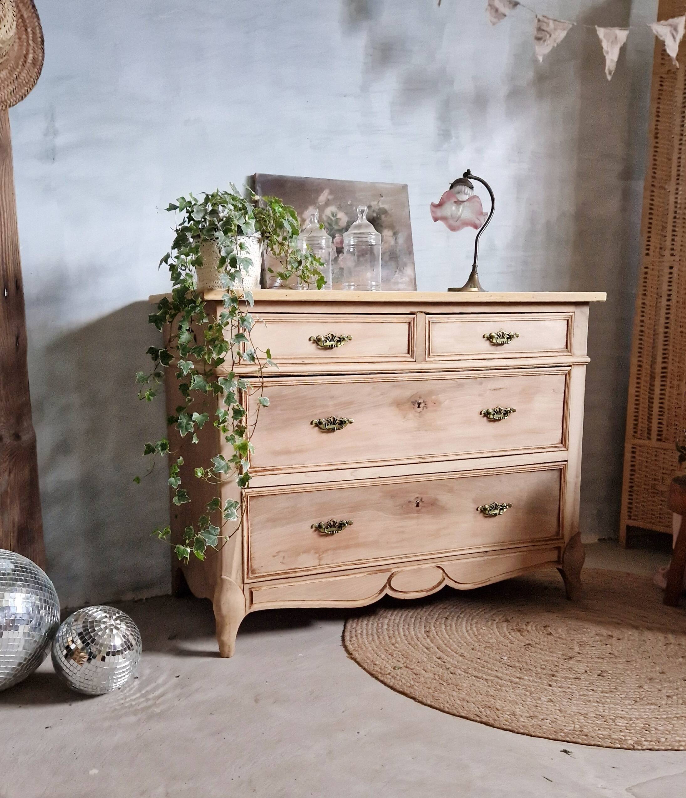 Pretty and old Louis XV chest of drawers