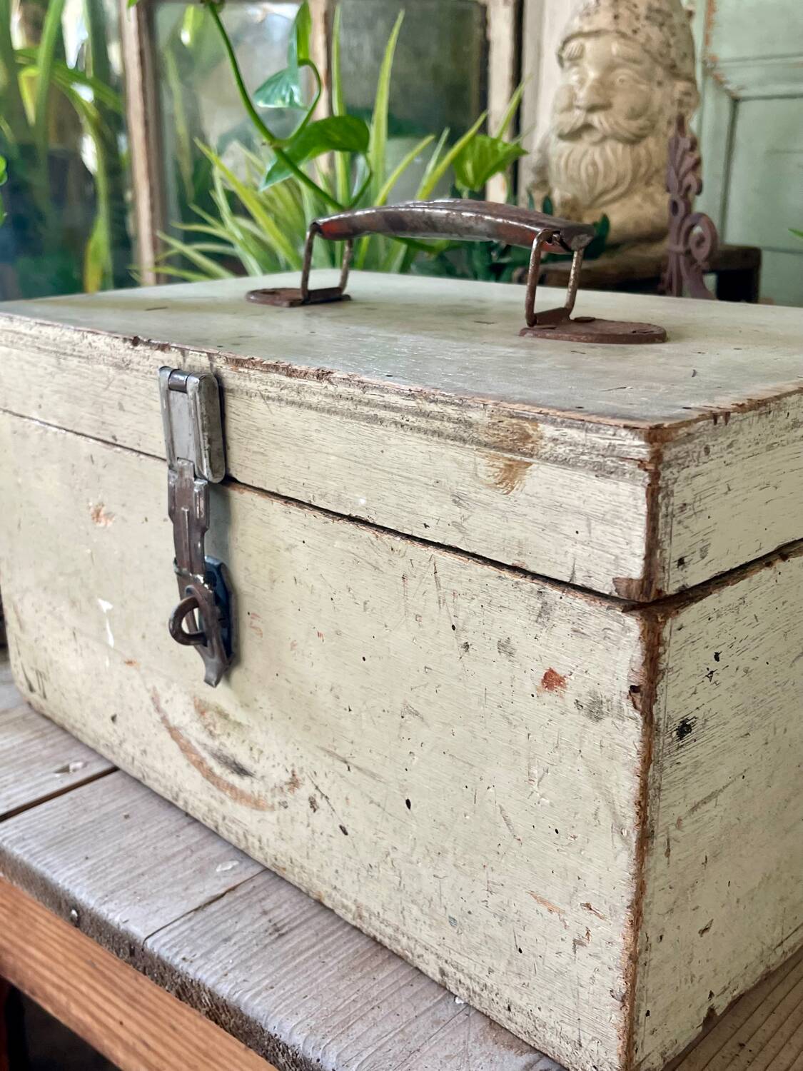 Beige workshop chest
