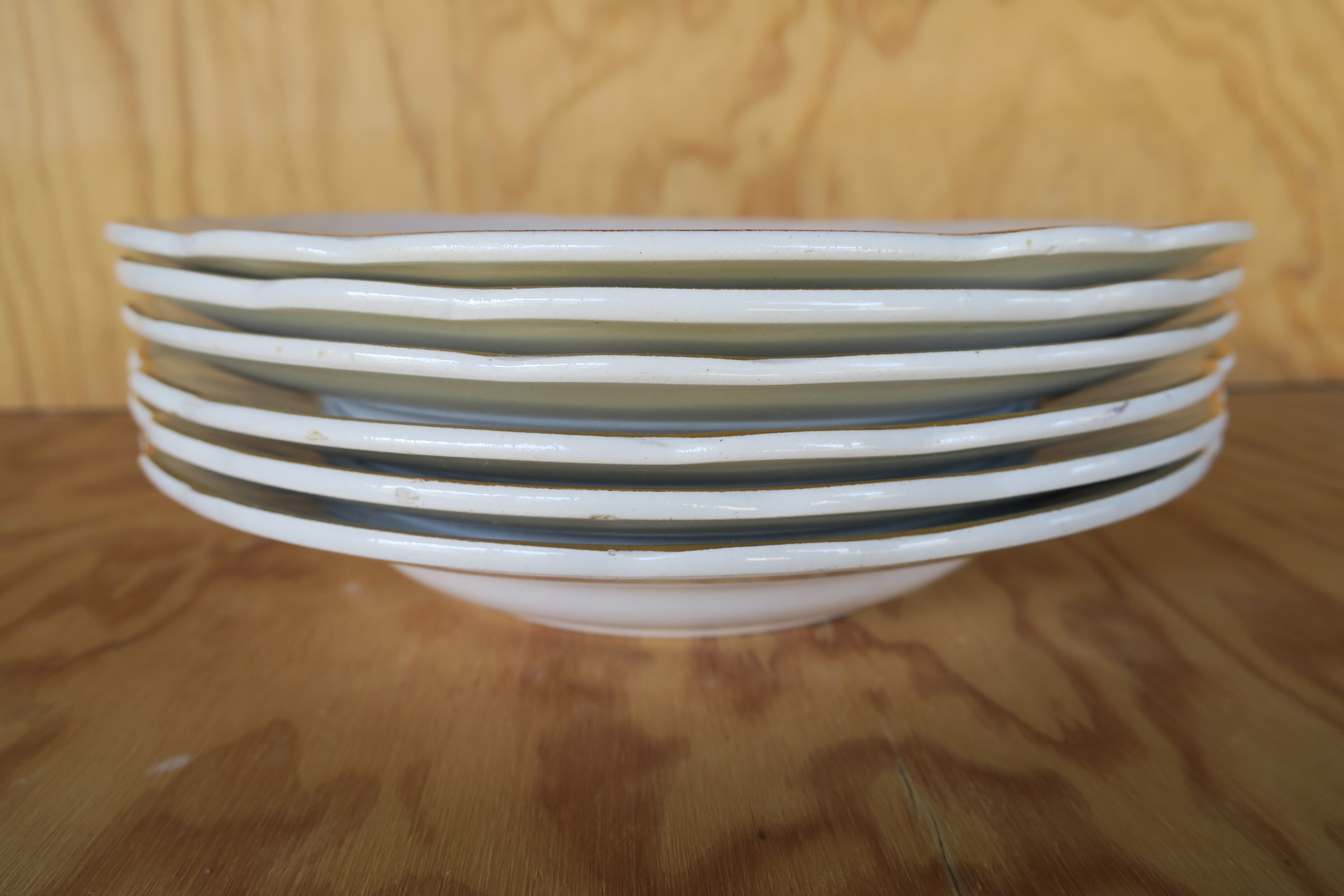 6 vintage plates with central pink
