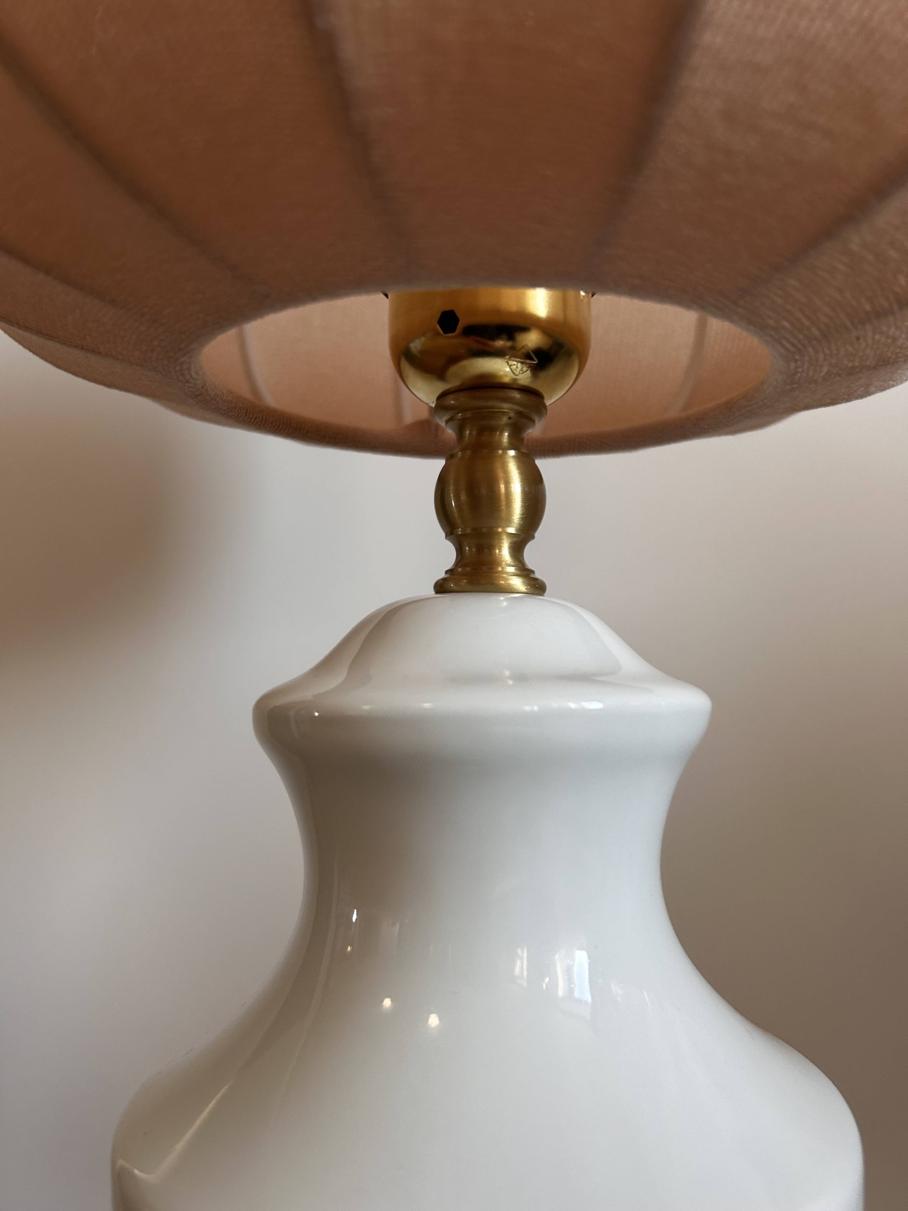 White ceramic table lamp with pastel shade
