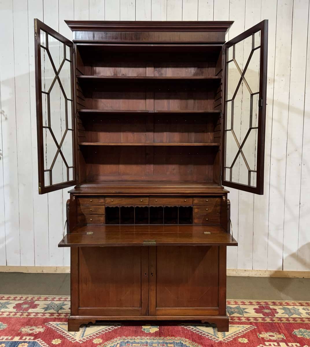 Victorian writing desk from the 19th century in mahogany.