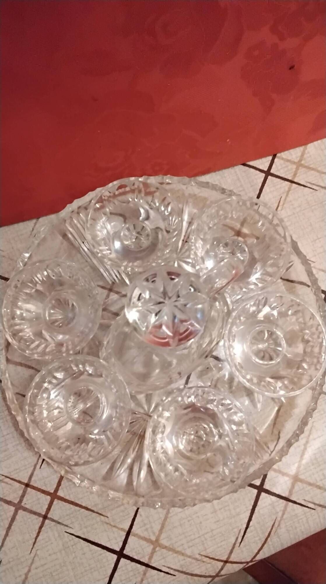 Service 1 carafe, 6 glasses and 1 tray in crystal.