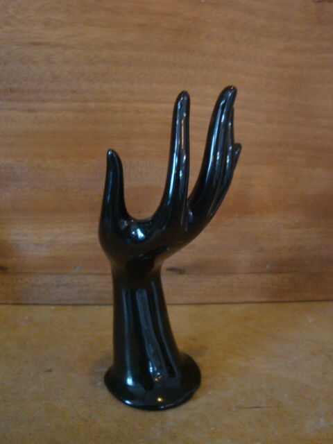 Hand wears jewelry / soliflore