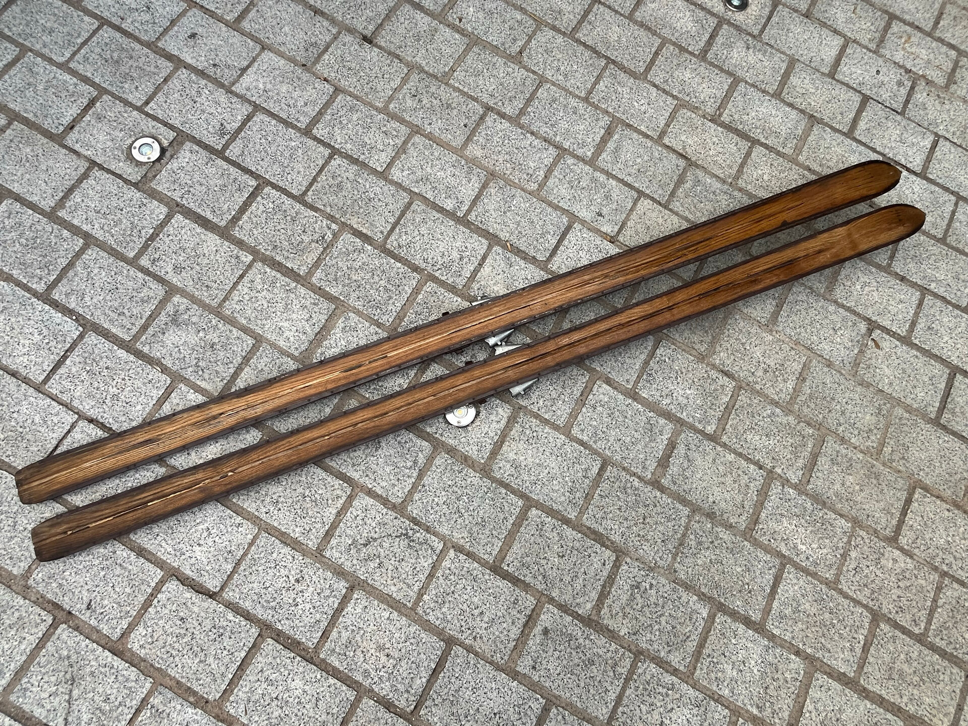 Paire de skis vintage en bois L=203 cm