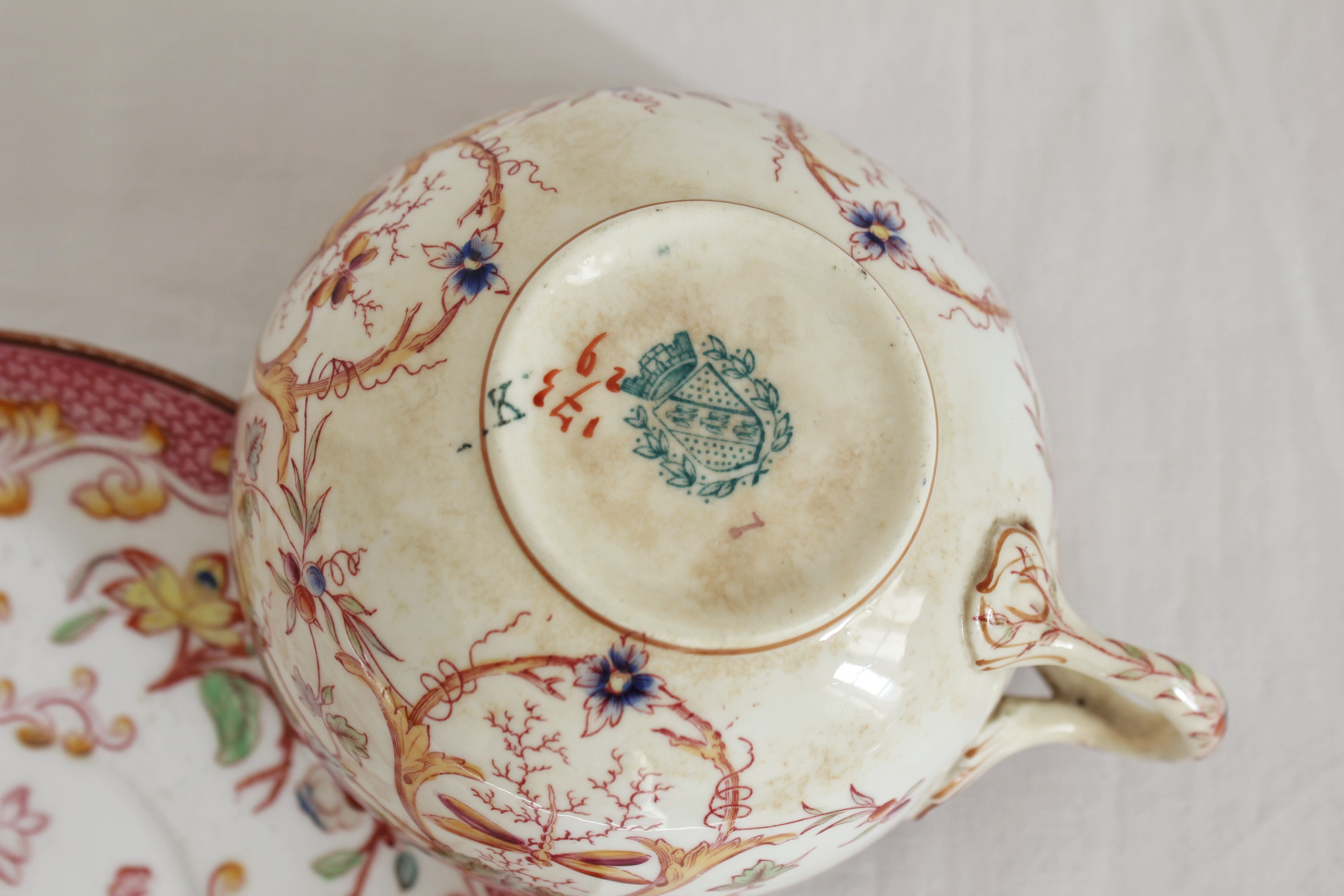 Tasse à café en terre de fer décor Minton rose Sarreguemines fin XIXe