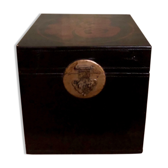 30 cm x 30 cm lashing chest