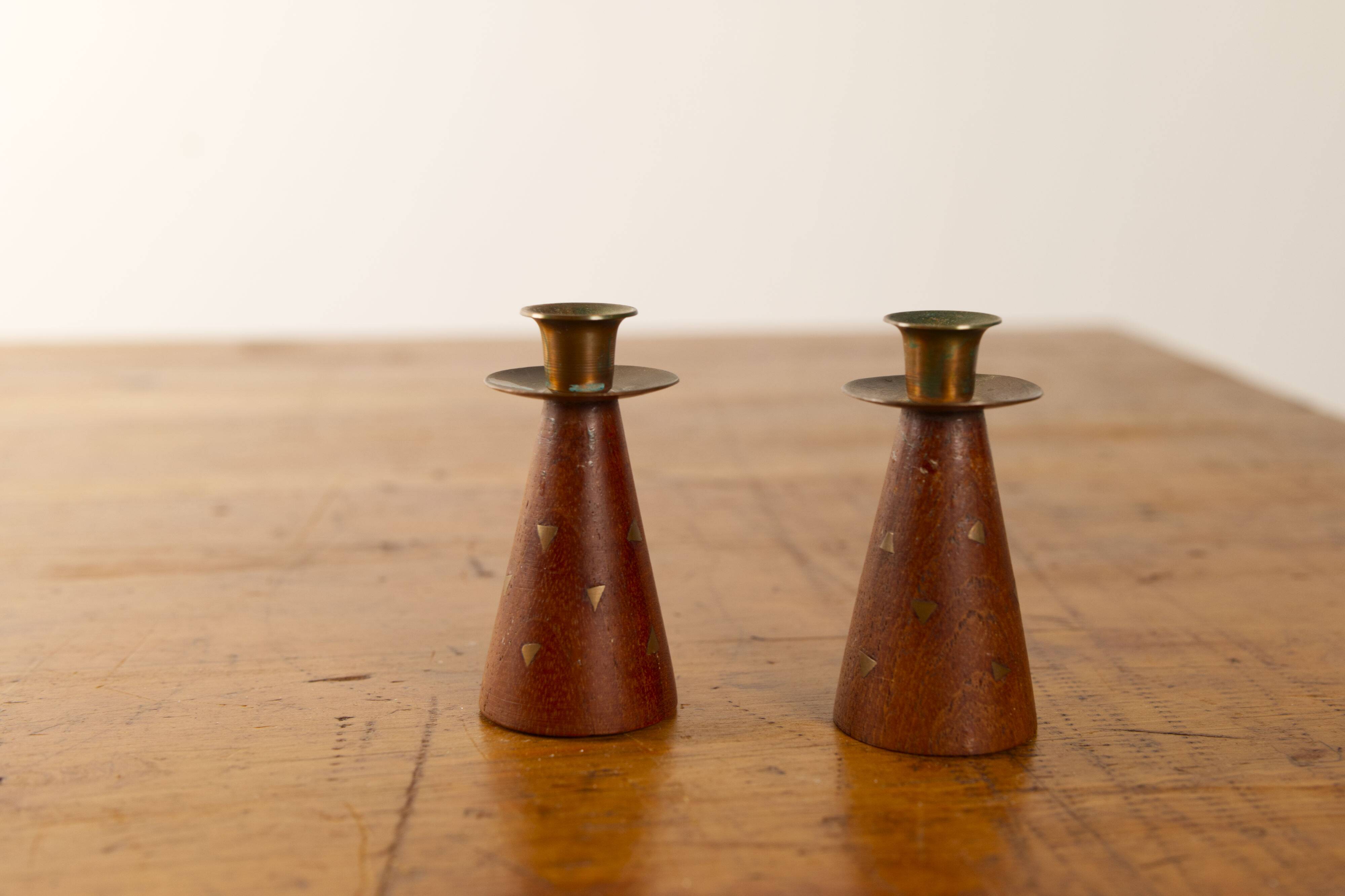 2x petits chandeliers triangulaires vintage en teck et laiton incrustés
