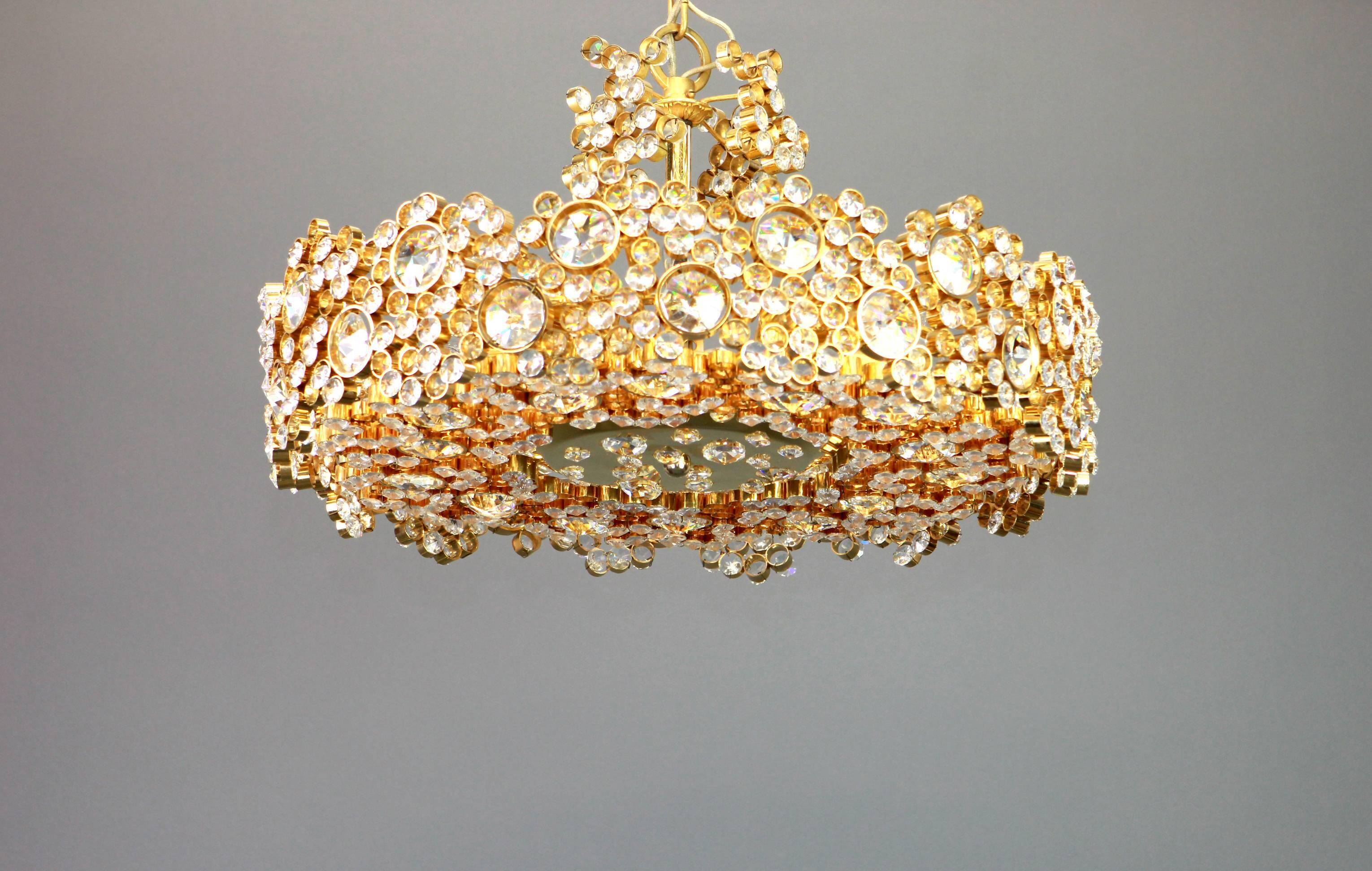 Lustre en laiton doré et verre cristal incrusté par Palwa, Allemagne, années 1970