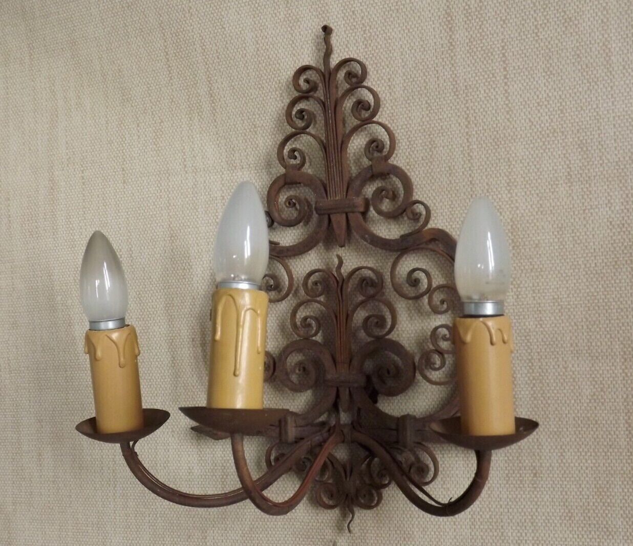 French triple wall sconce in wrought iron, early 20th century.