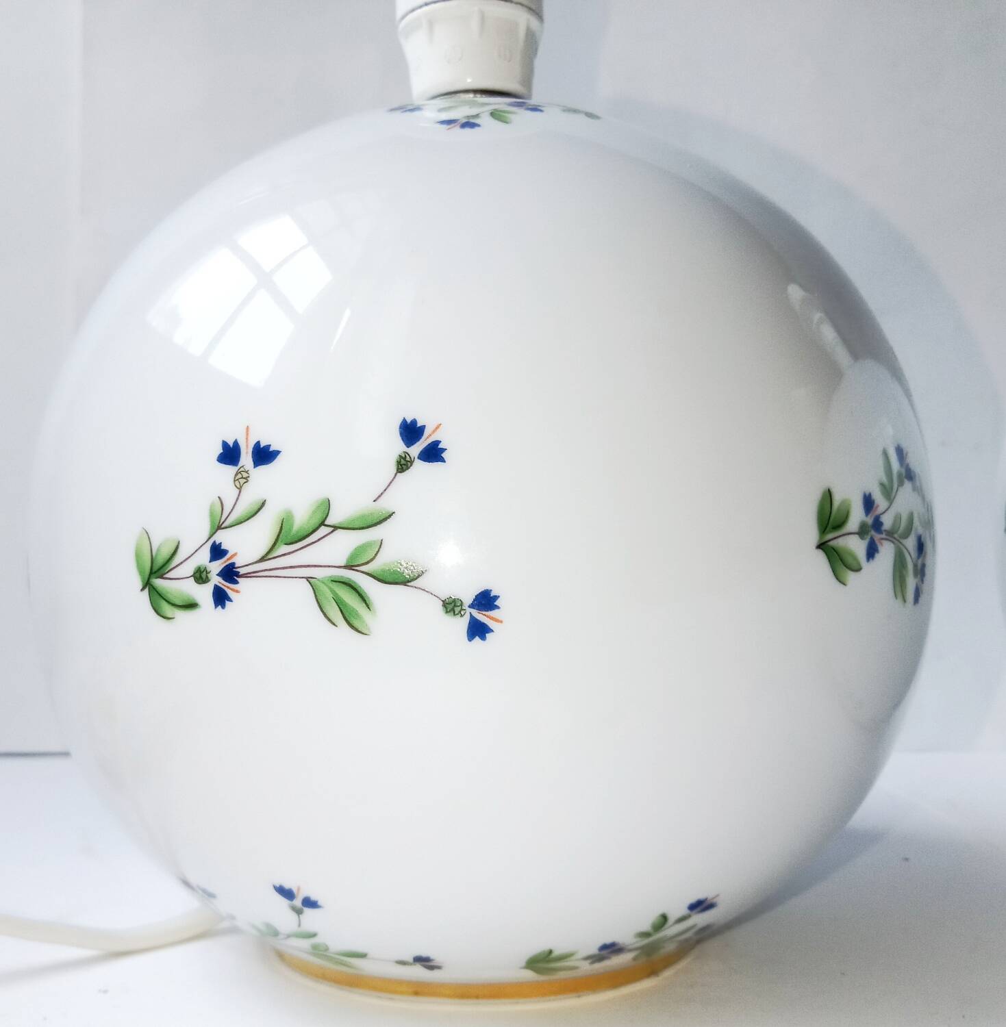 Pair of Royal Lily Aux Barbeaux Porcelain Ball Lamps