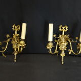 Paire d'appliques de style Louis XVI en bronze doré à deux feux