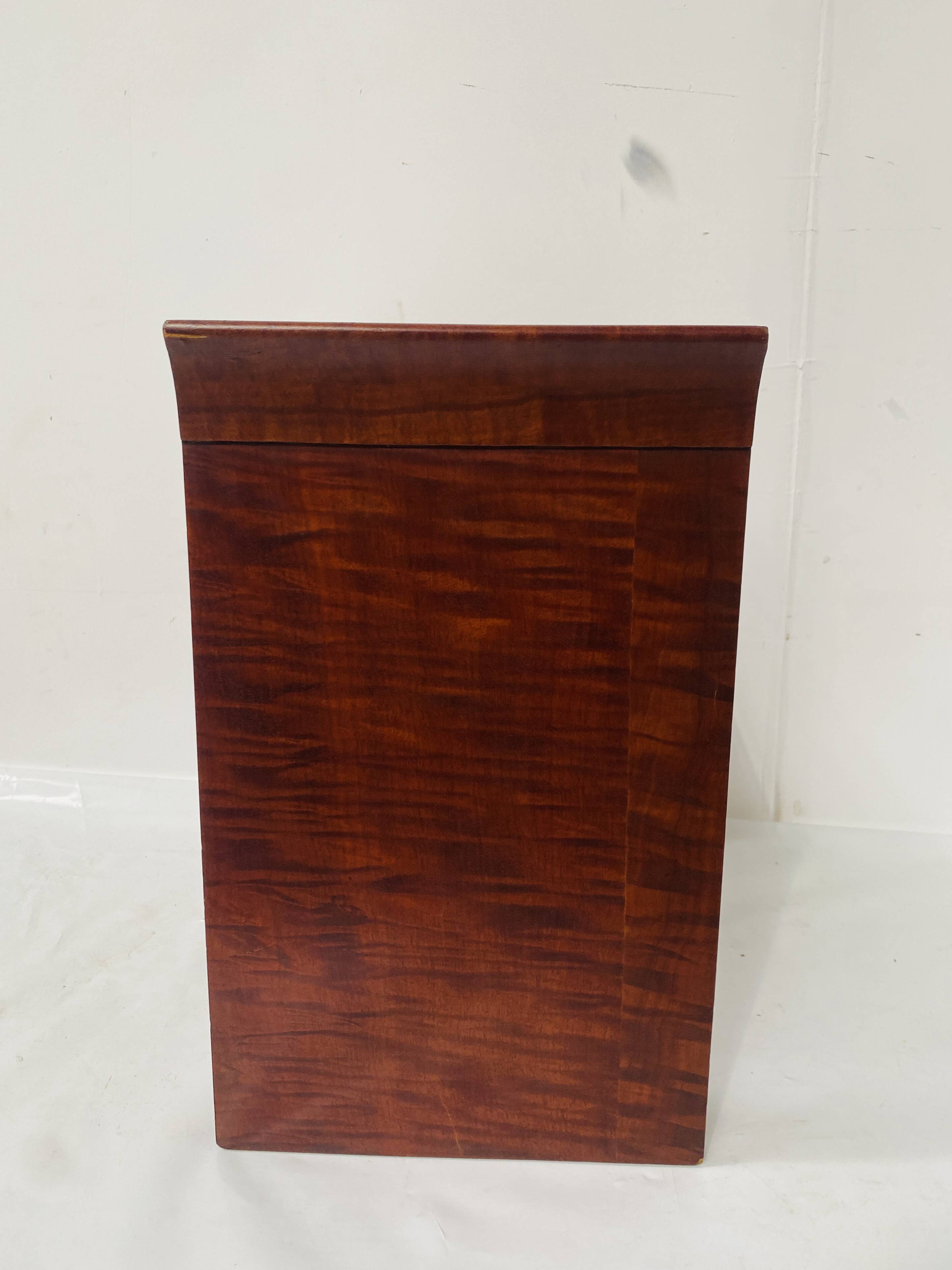 Art Deco piano bench in mottled mahogany. 20th century