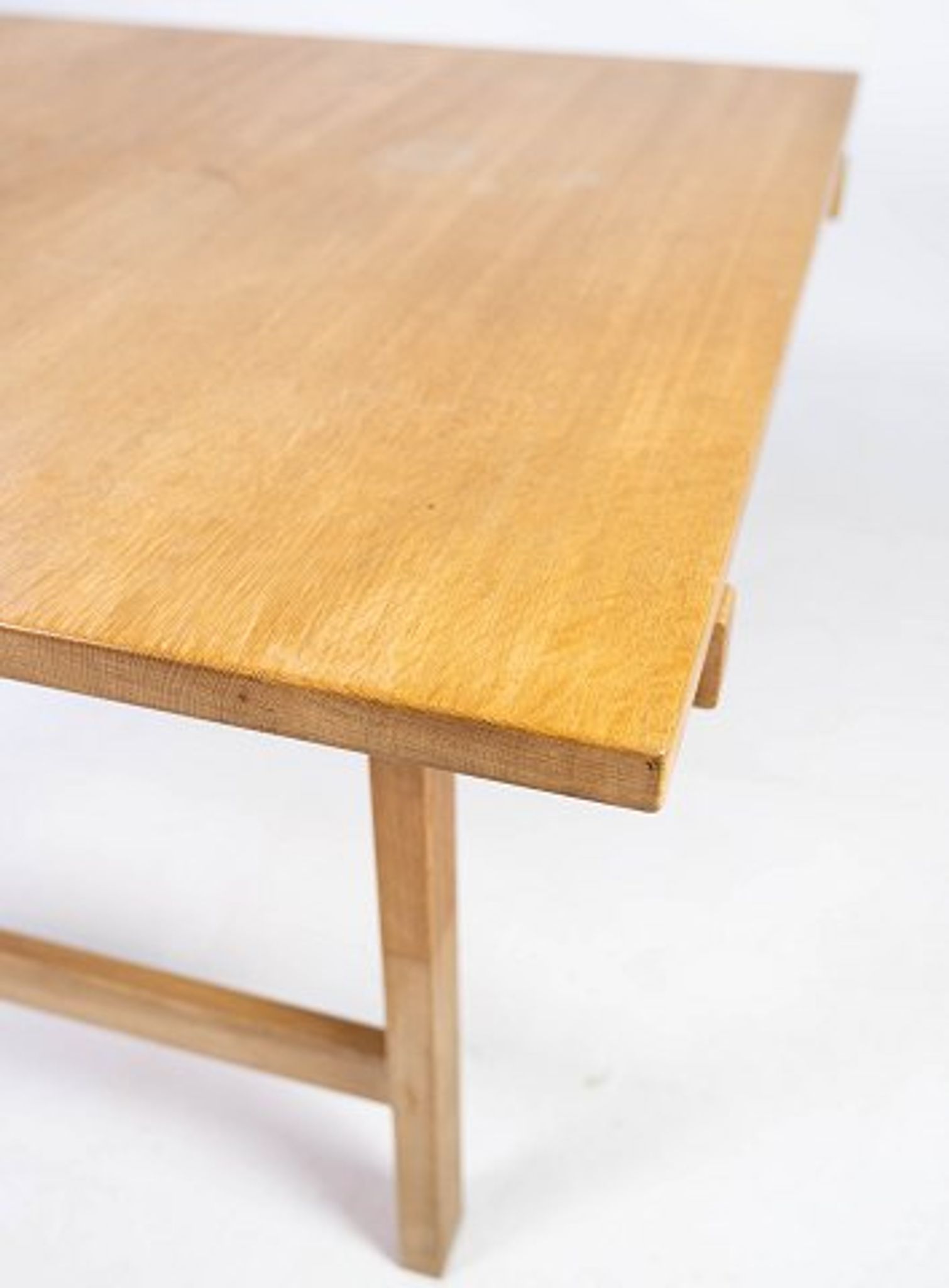 Table basse en chêne conçue par Hans J. Werner et fabriquée par PP Furniture.