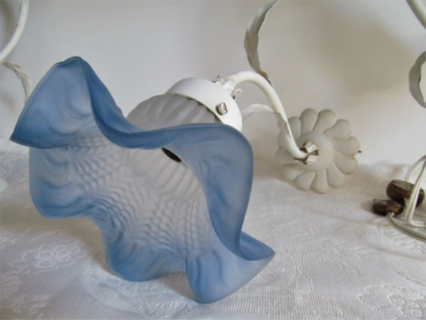 Ensemble de deux lampes de table et une applique murale en toleware avec bases métalliques