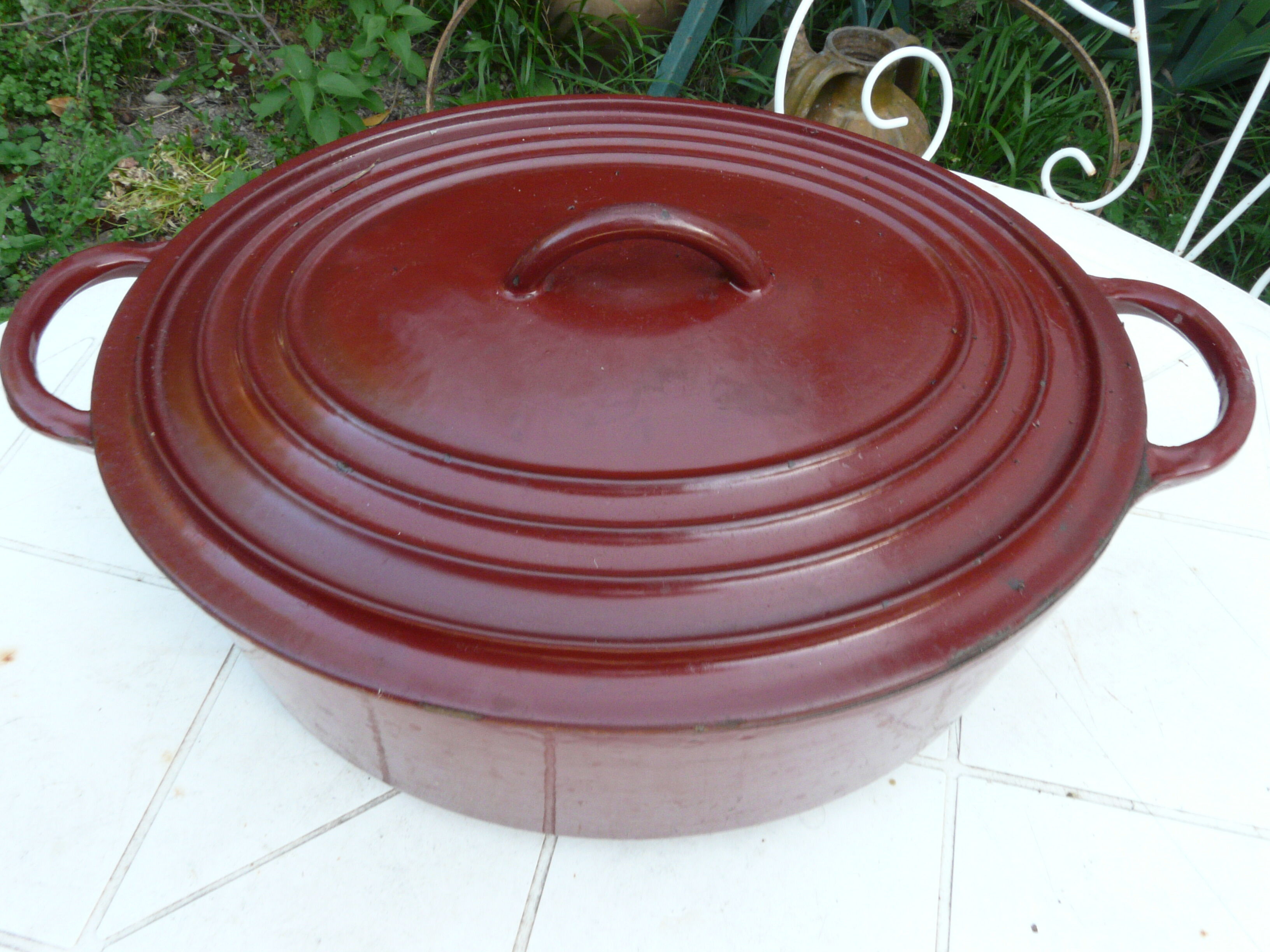 Casserole in burgundy cast iron Le Creuset