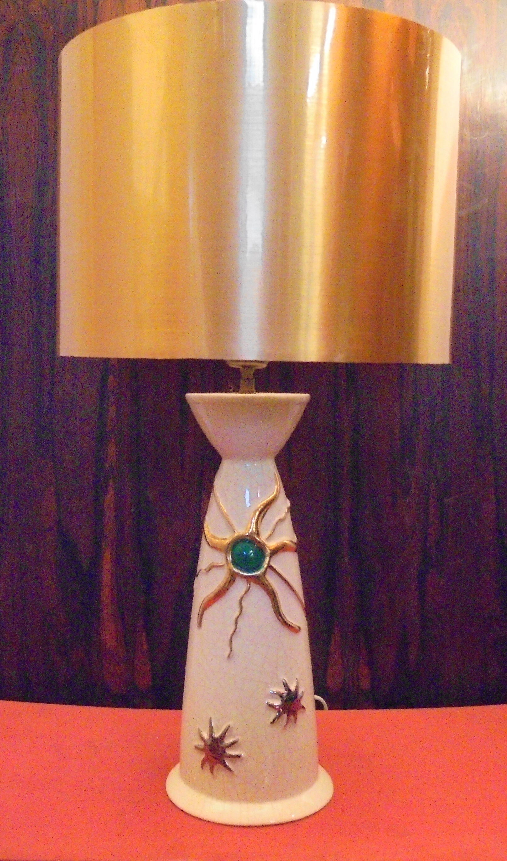 Longwy-designed lamp pose