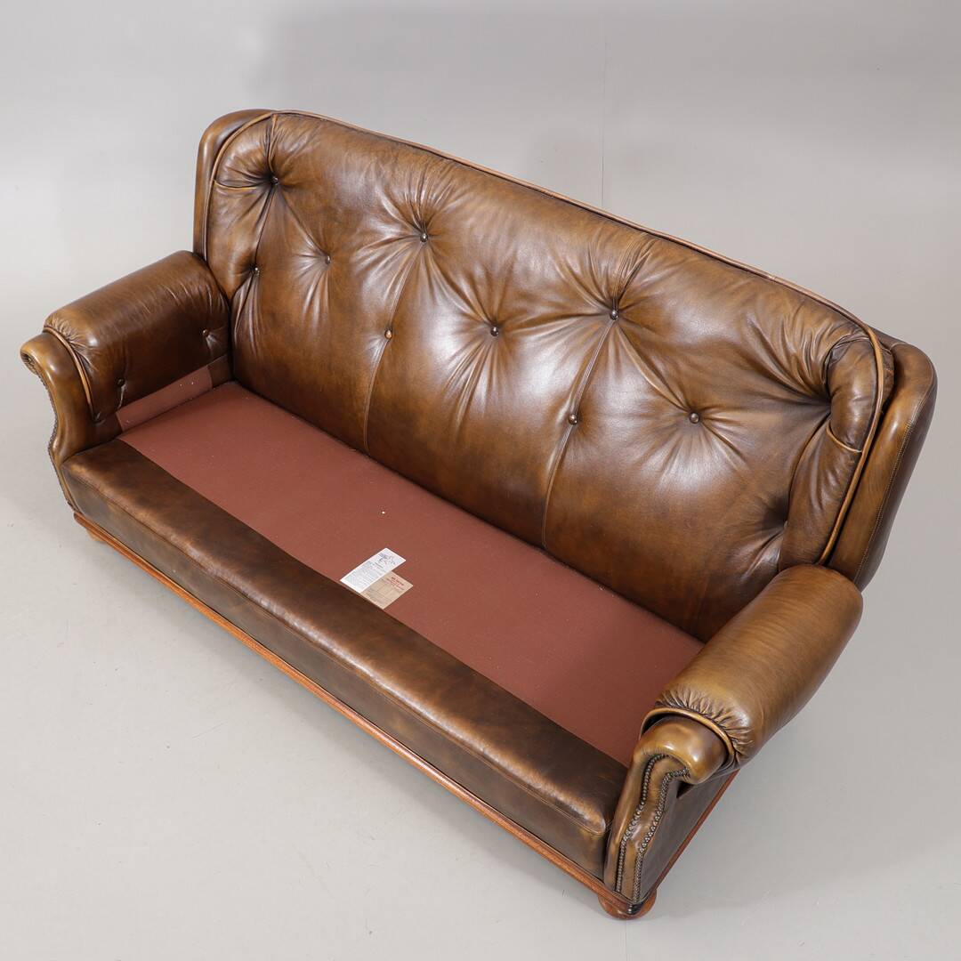 Art Forma “Pegasus” — English Leather Sofa — Timeless Club-Style Presence —
