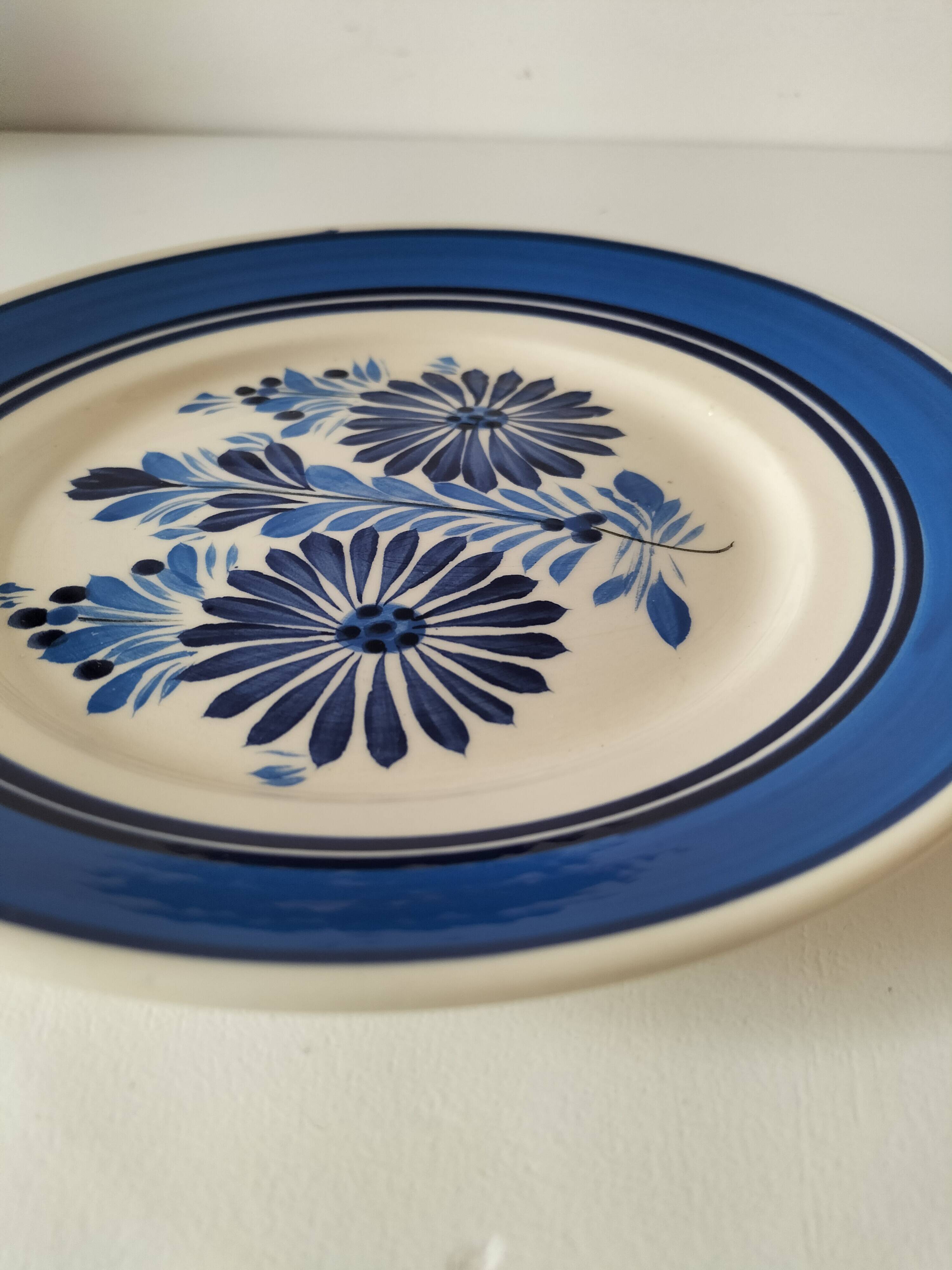 HB Quimper plate with floral decoration from the 60s-70s.
