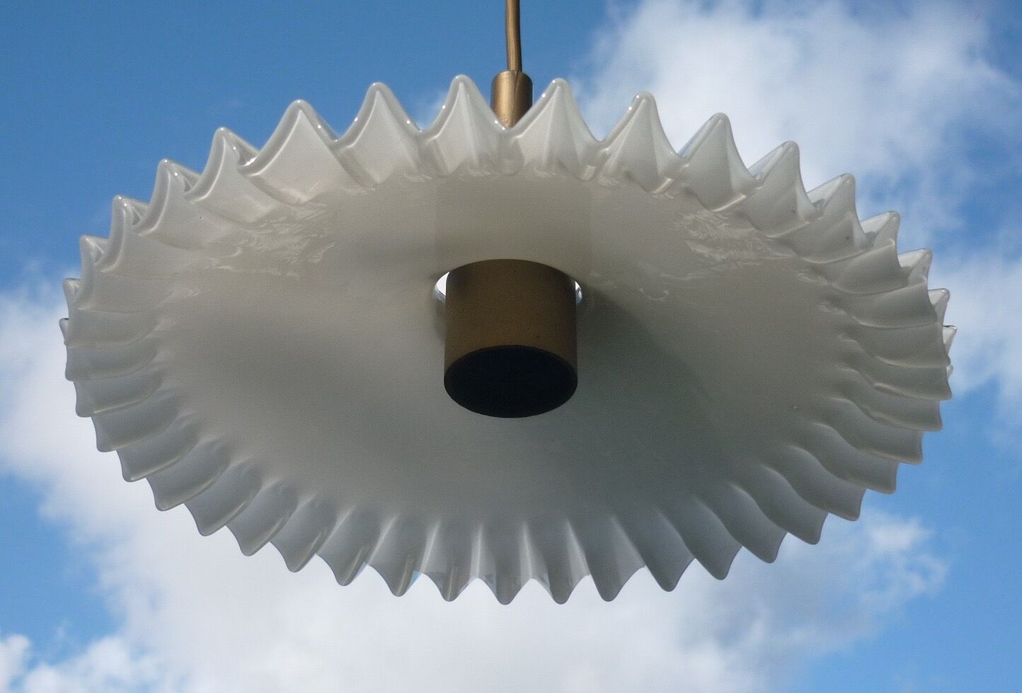 Hanging undulating opaline blinds