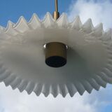 Hanging undulating opaline blinds