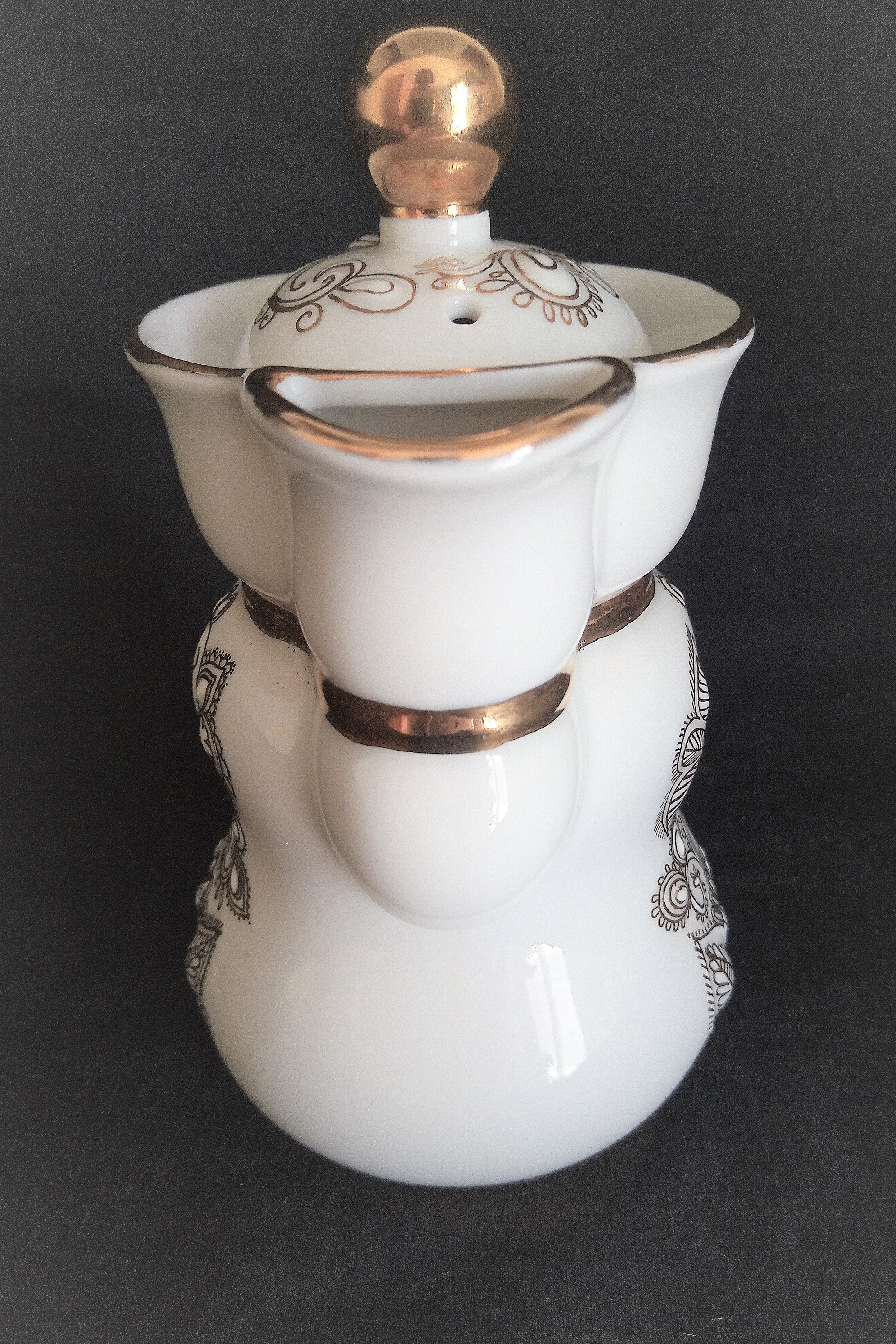 Lomonosov 29-piece porcelain coffee set, cast patterns enhanced with 24k gold