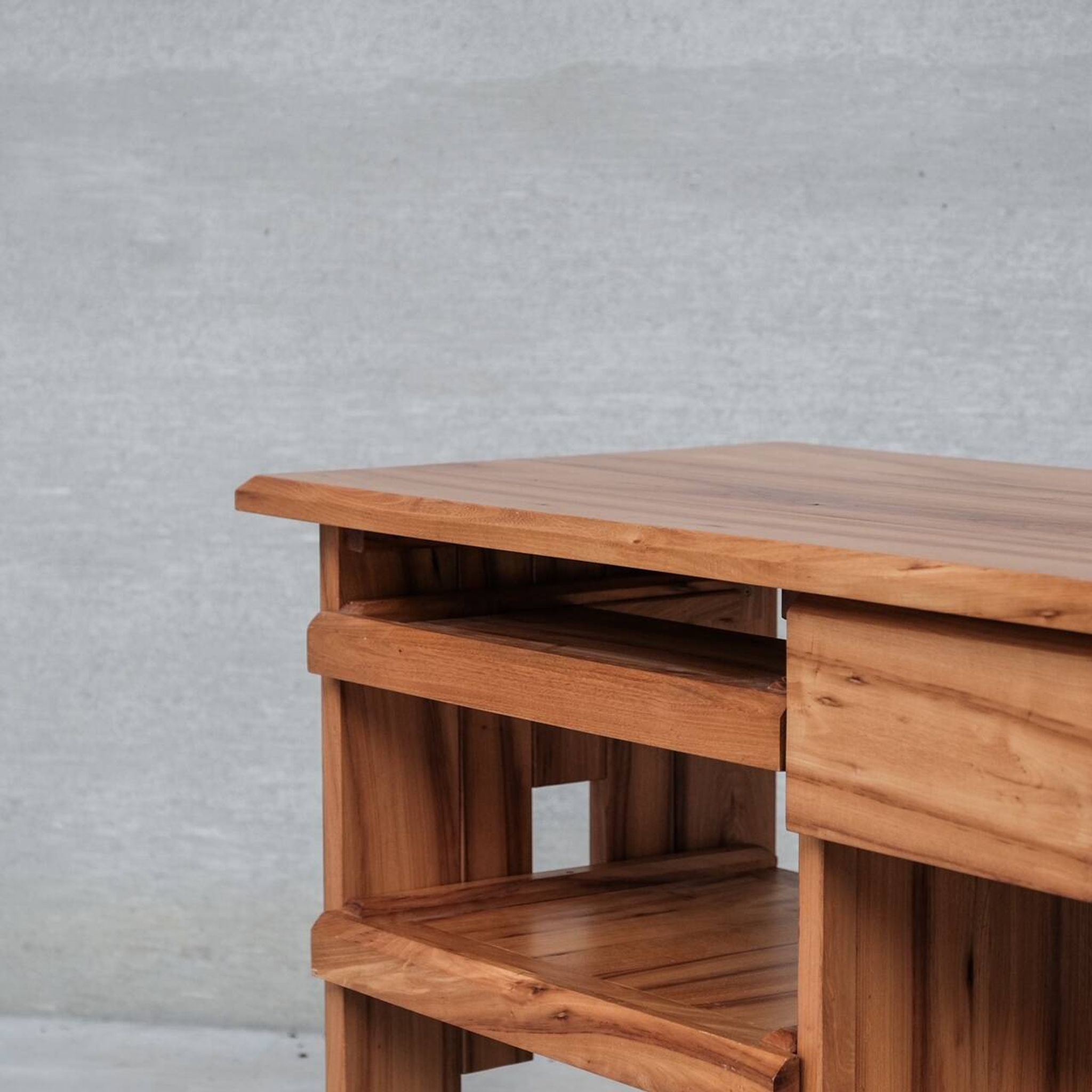 Petit bureau français du milieu du siècle en bois