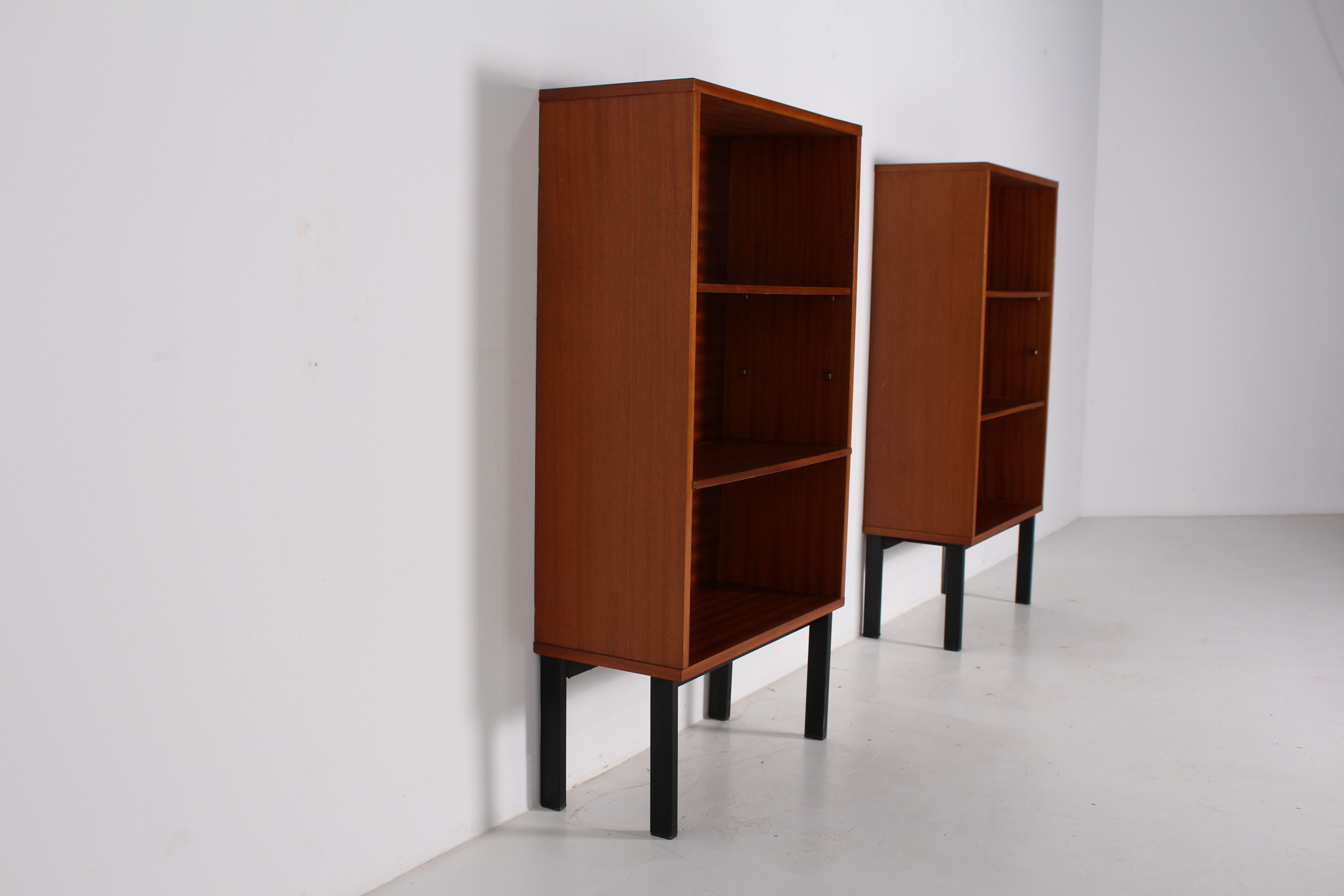 Pair of bookshelves Pierre Guariche for Meurop