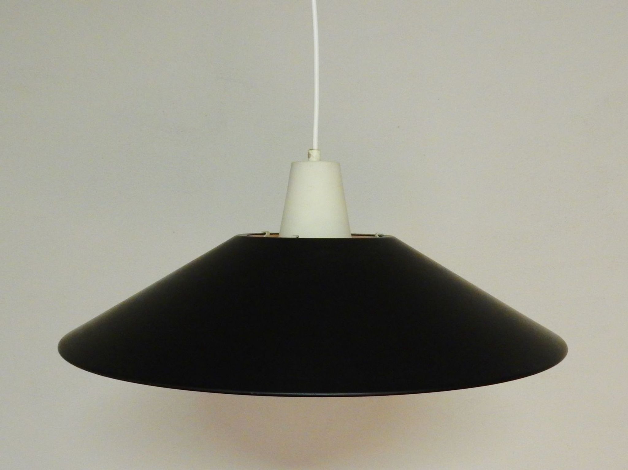 Suspension mid-century noire et blanche 1950s