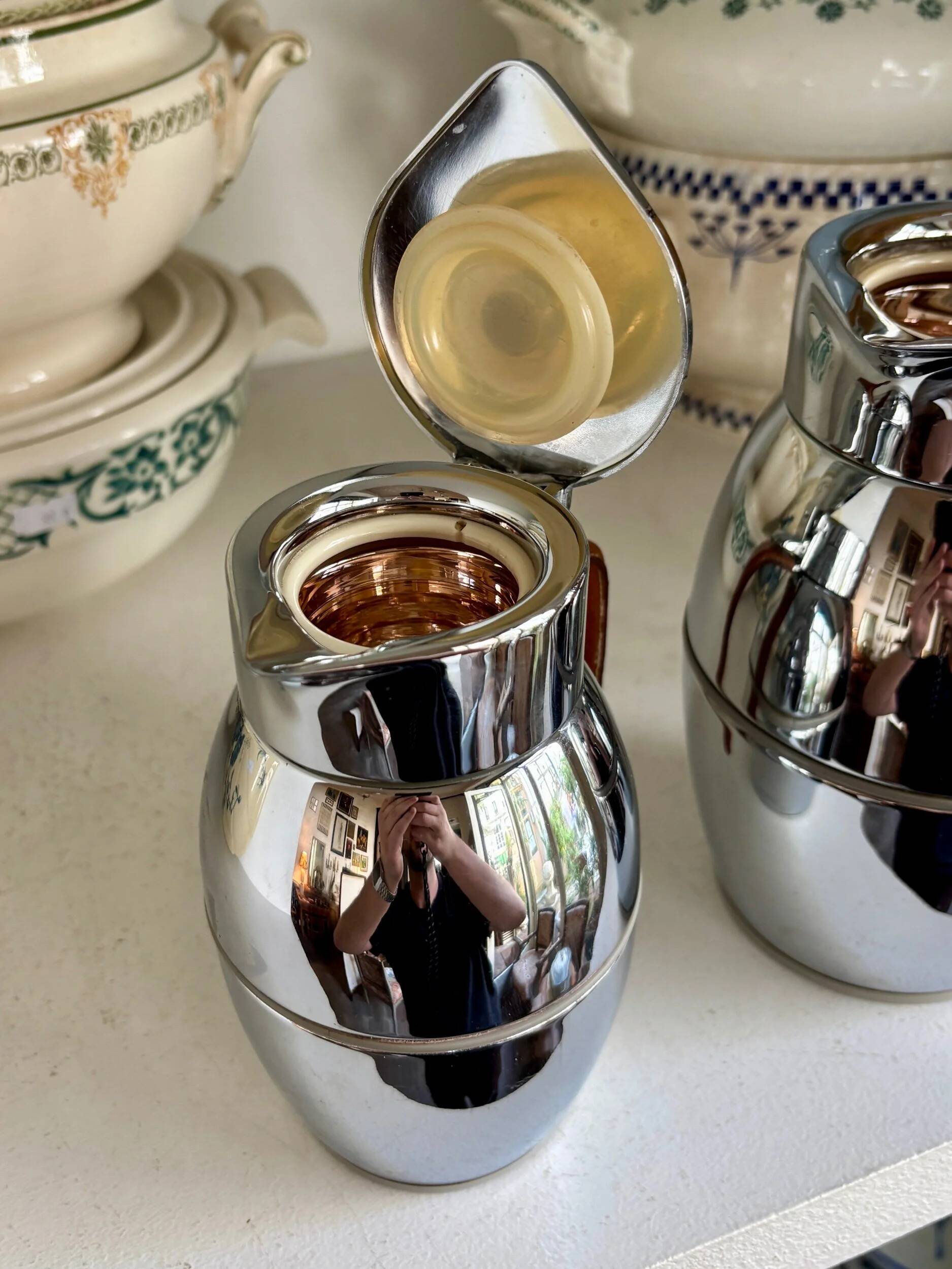 2 Hermès insulated jugs in chrome metal and covered leather.