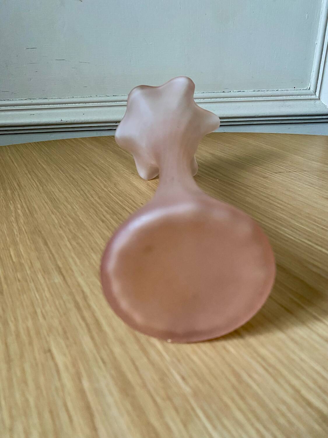 Vase en verre poli rose