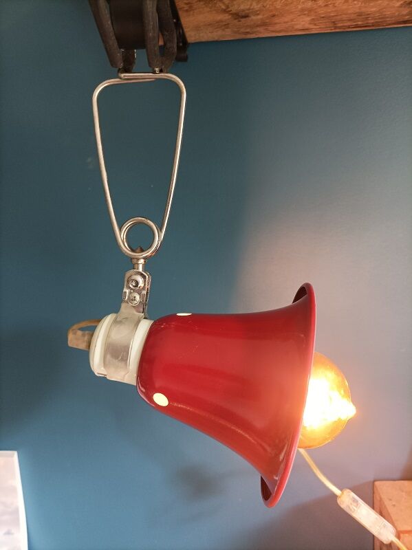 Bedside lamp clamp metal red