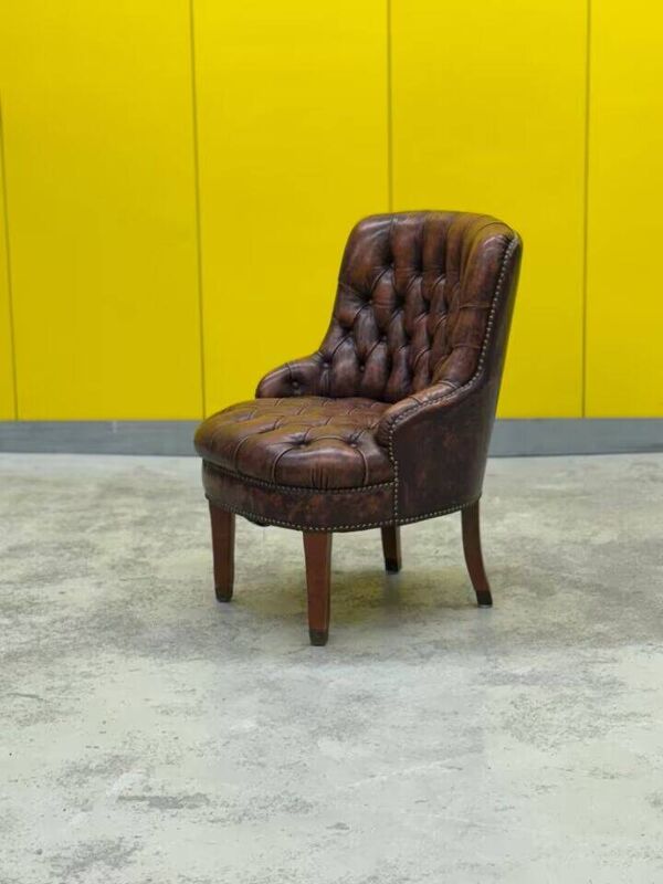 Fauteuil Chesterfield original anglais - Cuir vintage antique marron