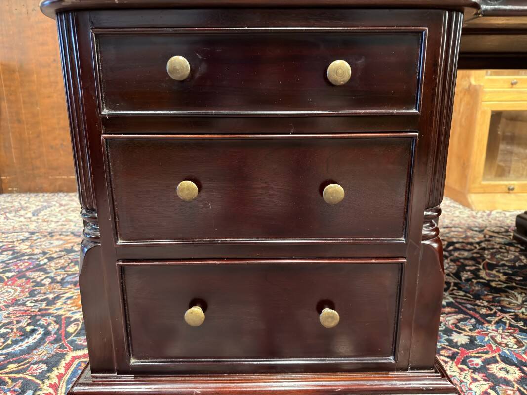 English Chesterfield Desk Partnerdesk