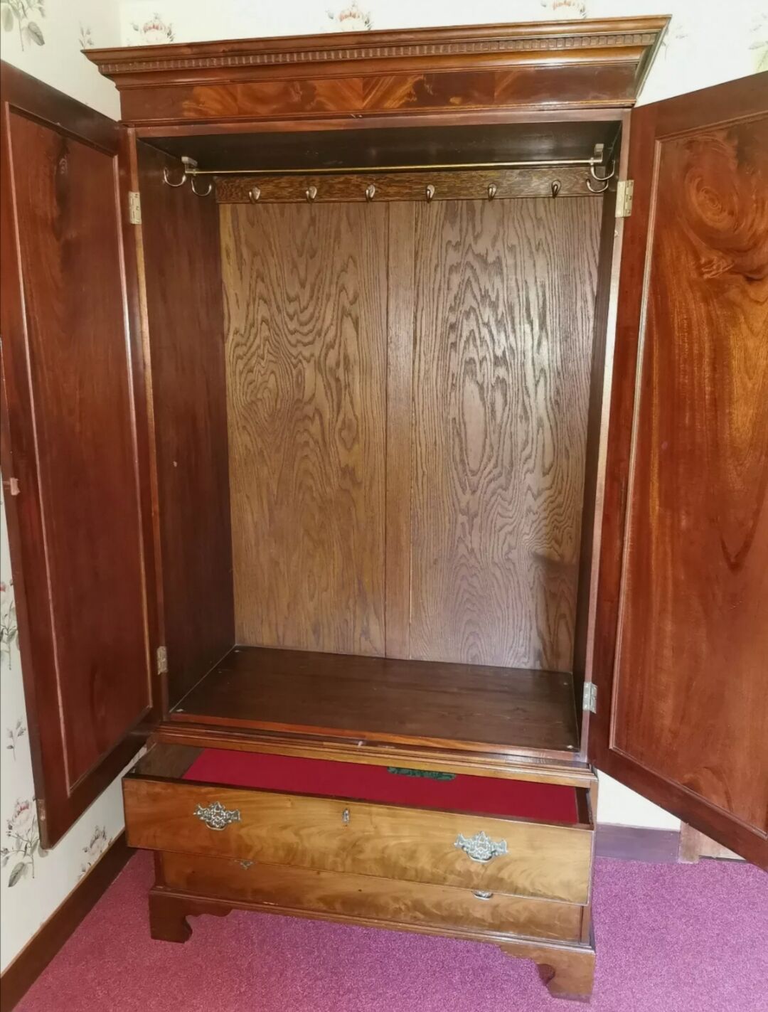 Very beautiful old English cabinet made of solid 19th century mahogany