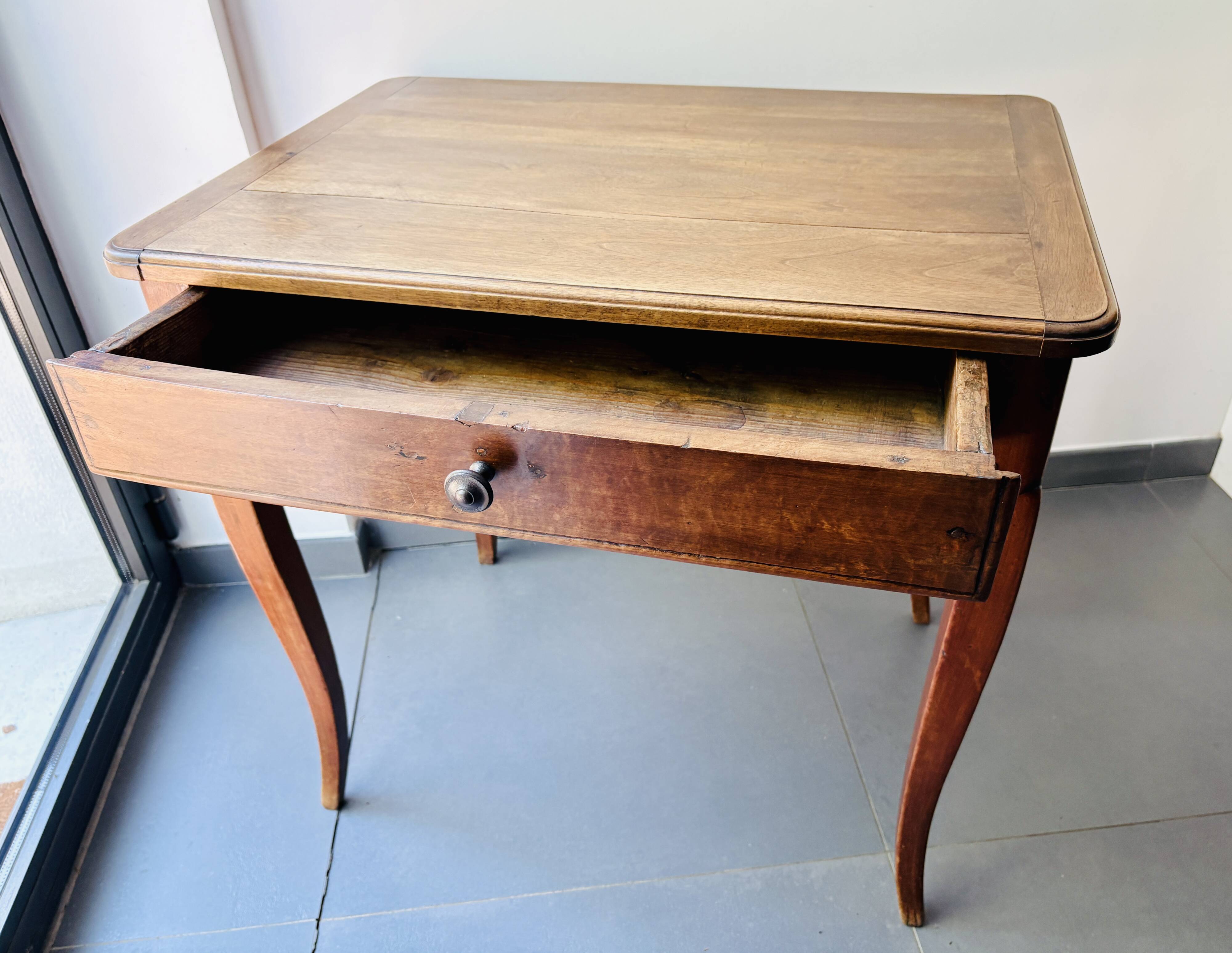 Secrétaire, table d’appoint Louis XV en bois fruitier