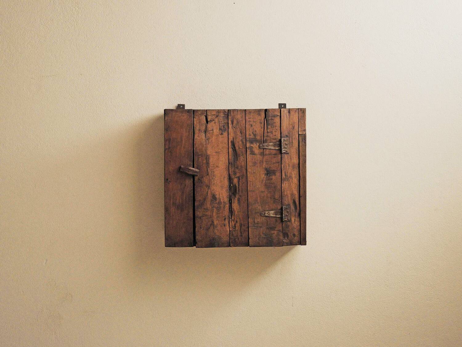 Mountain wall cabinet in solid pine, Folk Art, around 1900