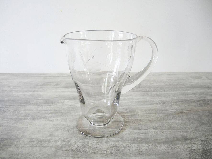Ancien broc à eau en verre gravé décor raisins