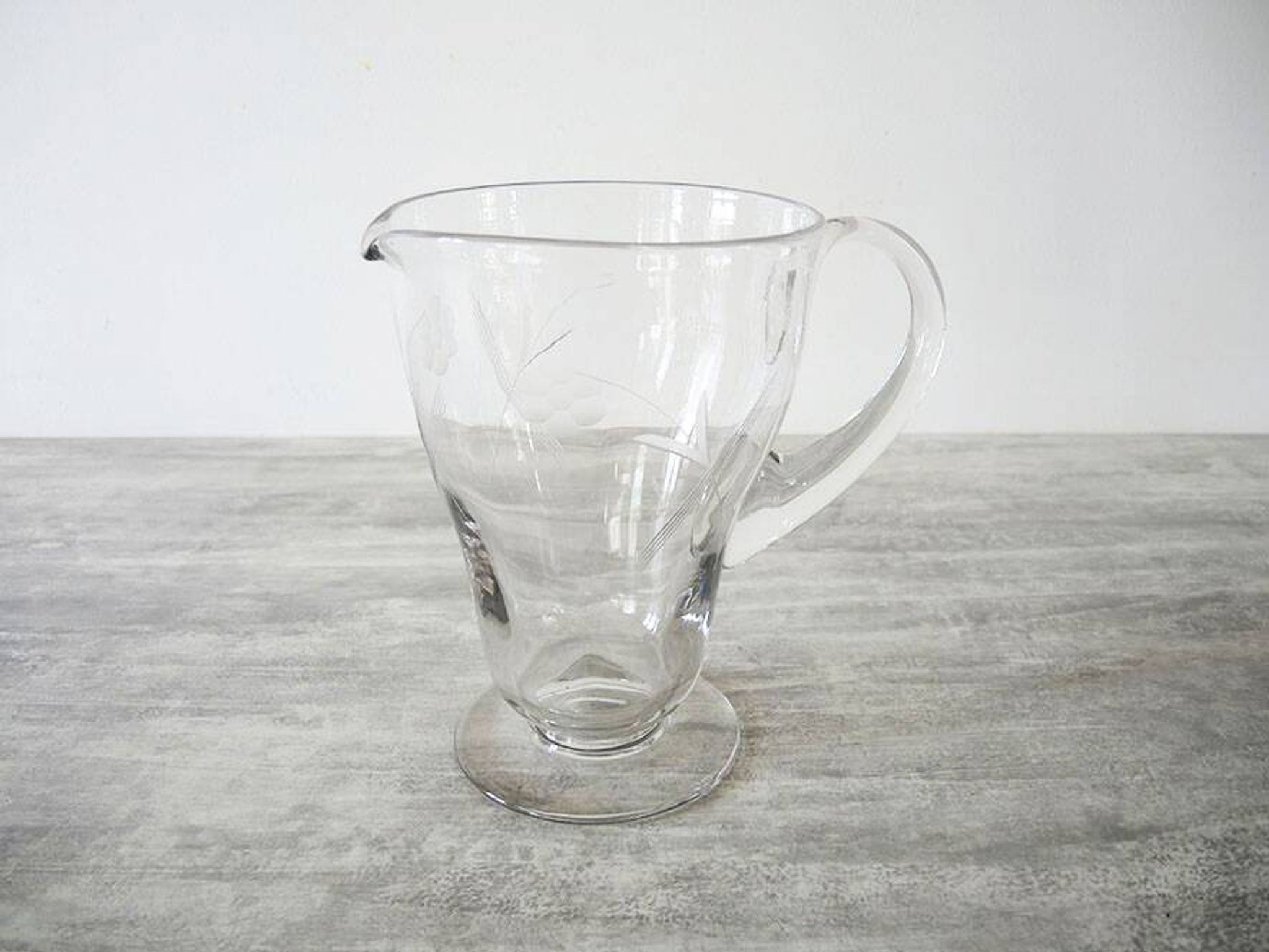 Ancien broc à eau en verre gravé décor raisins