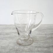 Ancien broc à eau en verre gravé décor raisins
