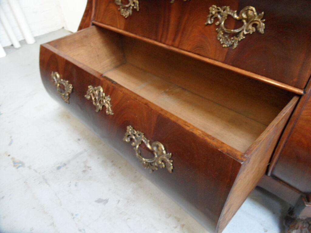 Cabinet en porcelaine d’acajou antique