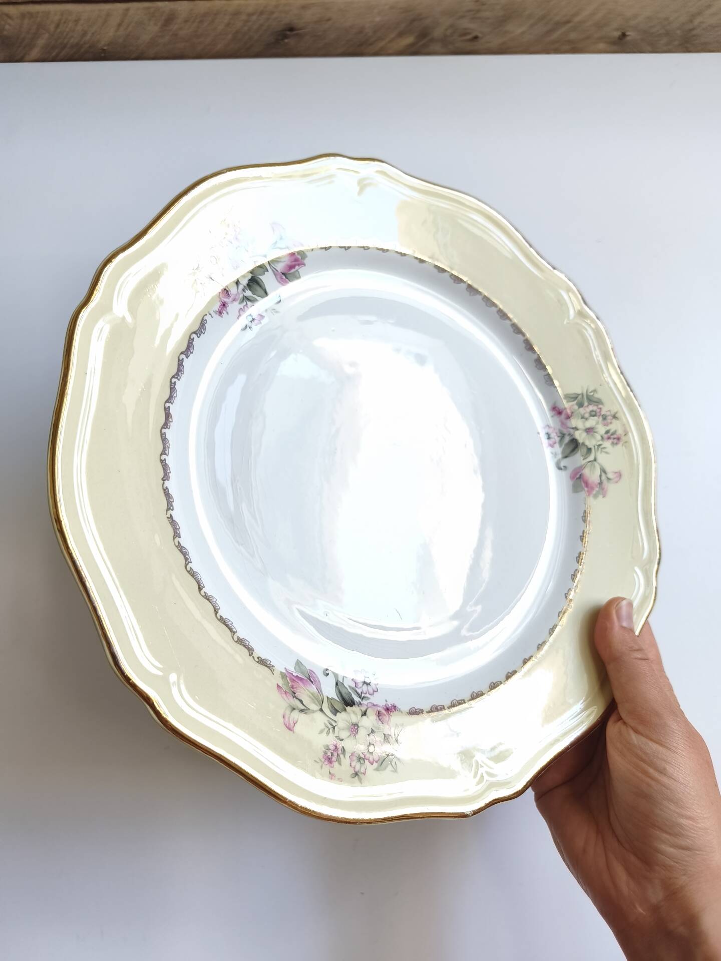 Round vintage plate L'Amandinoise model Paola cream and white flowers
