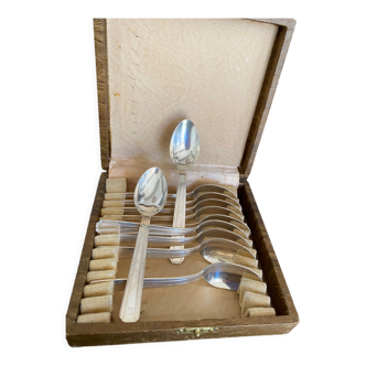 Coffret de petites  cuillères  métal argenté