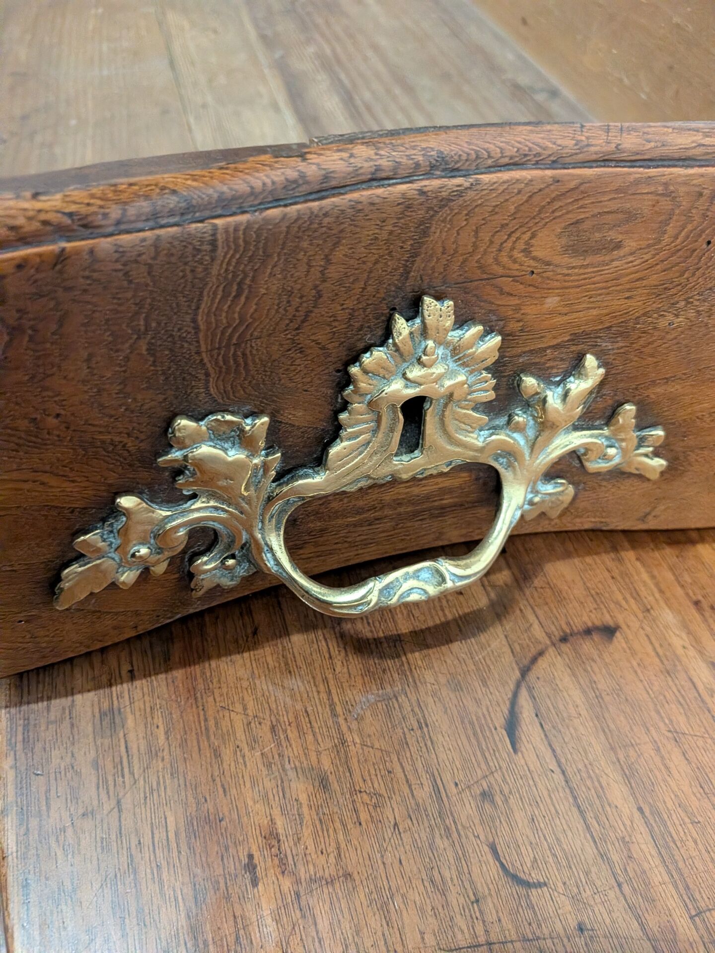 Bureau scriban en tombeau à vitrine, orme massif, XVIIIe