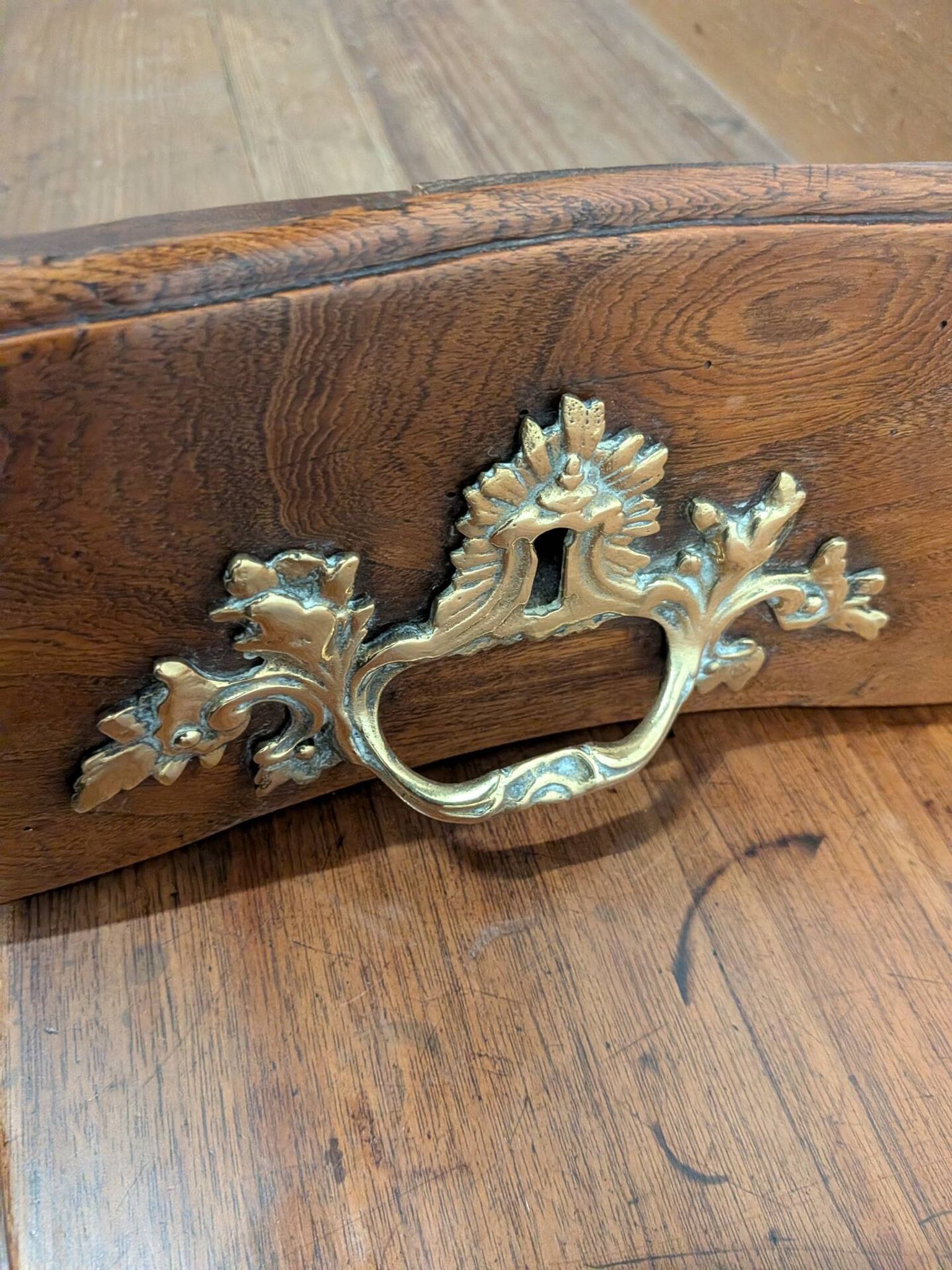 Bureau scriban en tombeau à vitrine, orme massif, XVIIIe
