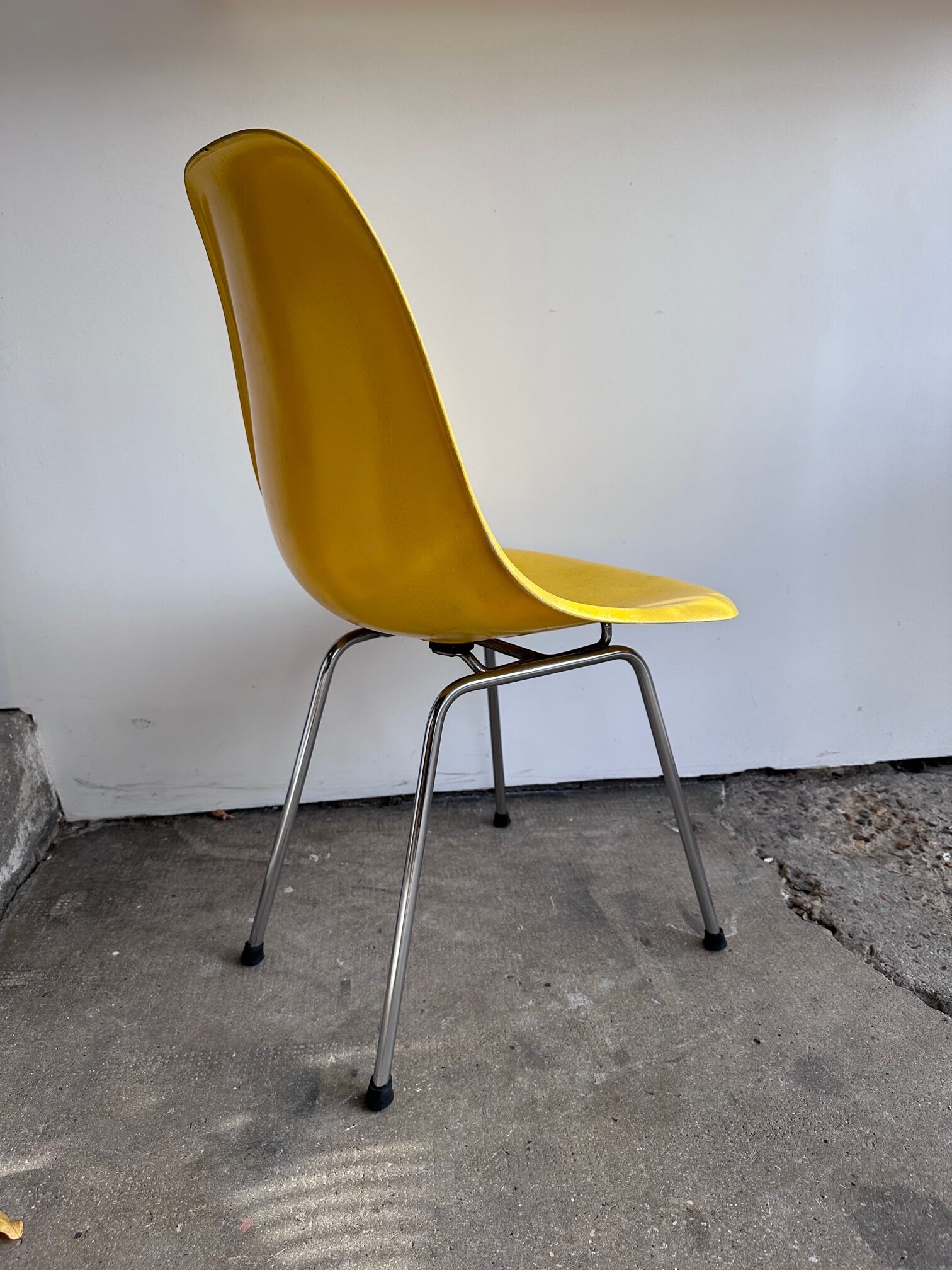 Fiberglass chairs from Ray&Charles Eames for Herman Miller