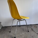Fiberglass chairs from Ray&Charles Eames for Herman Miller