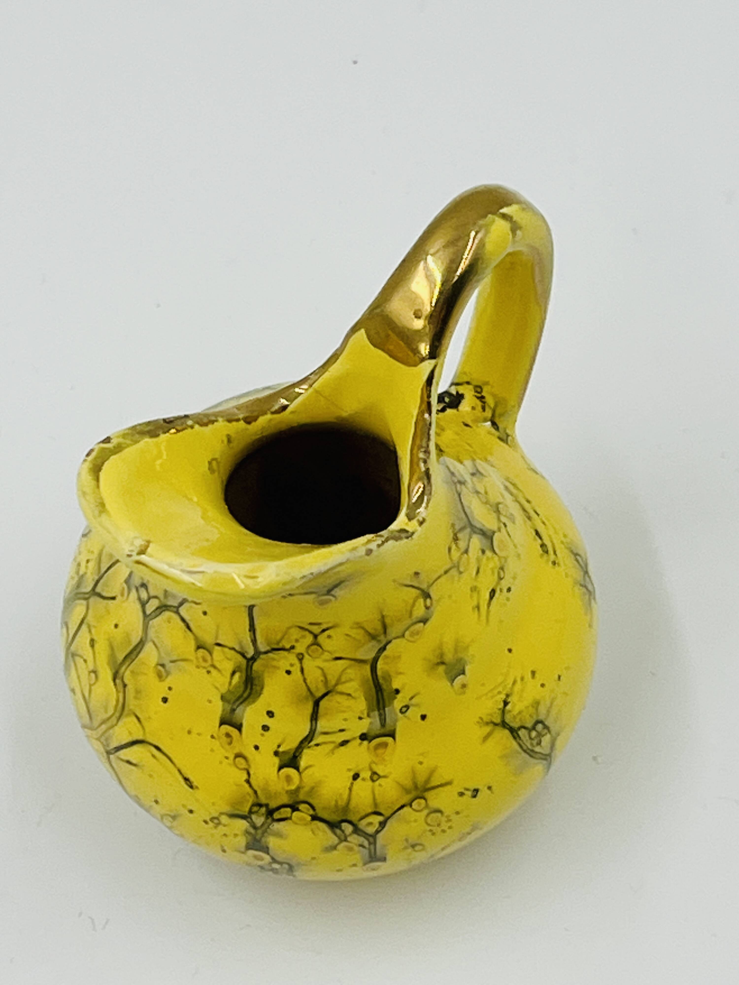 Pichet miniature de collection jaune et or fin