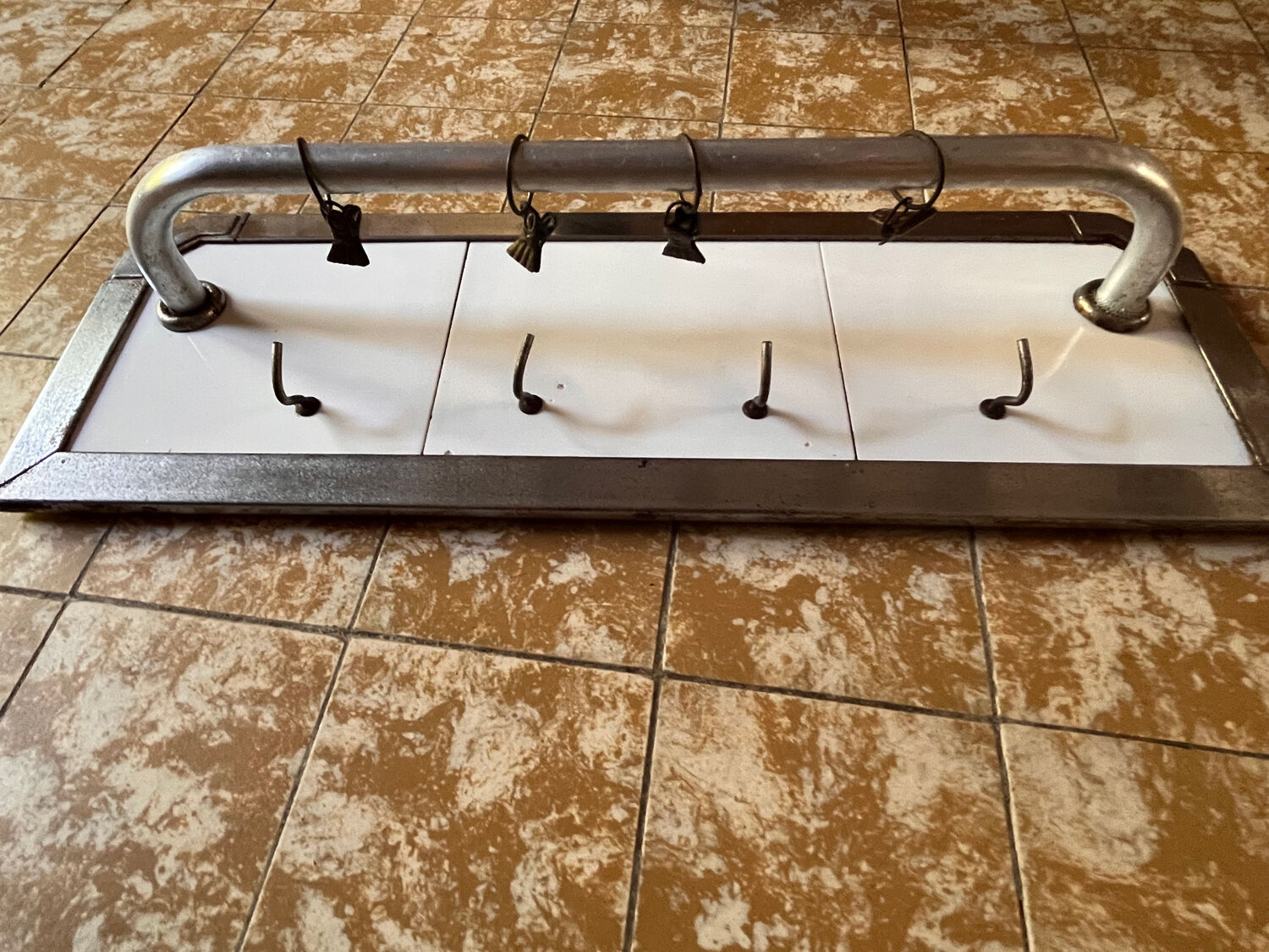 Door towels kitchen old metal white tiles
