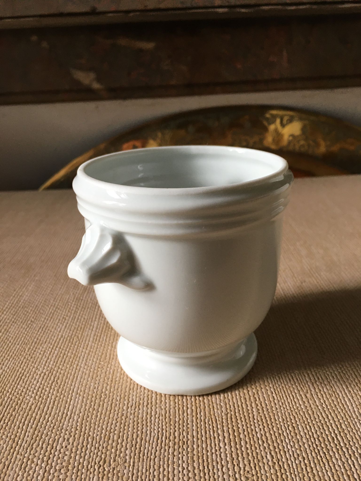Cache pot moutardier ou saucière en porcelaine blanche