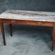 Bureau ancien en marbre et bois avec poignées en laiton